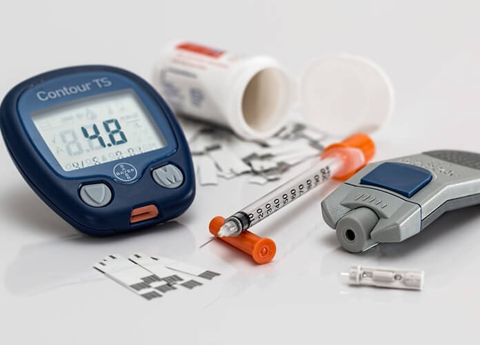 What factors are used to calculate an individual target glucose level?