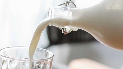 Cow's milk allergy: Which dairy-free milks are suitable for children?