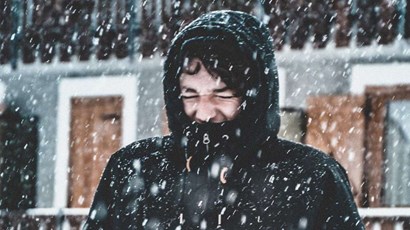 Why do women feel the cold more than men?