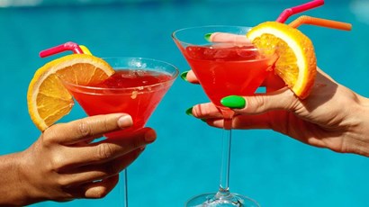 Drinking in the sun: a dangerous cocktail