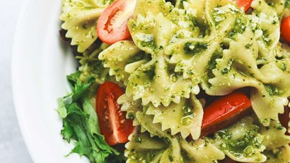 Wholewheat pasta with rocket and almond pesto