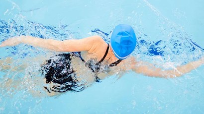 Should you eat before swimming and what types of food are best?